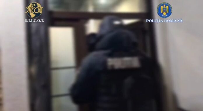 Arestați pentru trafic de droguri de mare risc și proxenetism