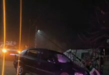 Femeie prinsă băută la volan, după ce a intrat cu mașina într-un gard și un stâlp de electricitate