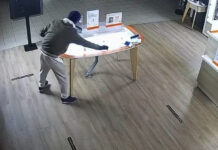 VIDEO: Tânărul filmat în timp ce fura opt telefoane a scăpat de arest