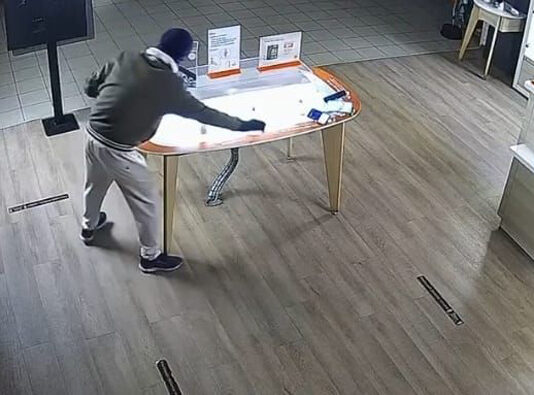 VIDEO: Tânărul filmat în timp ce fura opt telefoane a scăpat de arest