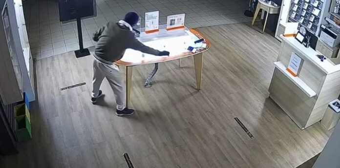 VIDEO: Tânărul filmat în timp ce fura opt telefoane a scăpat de arest