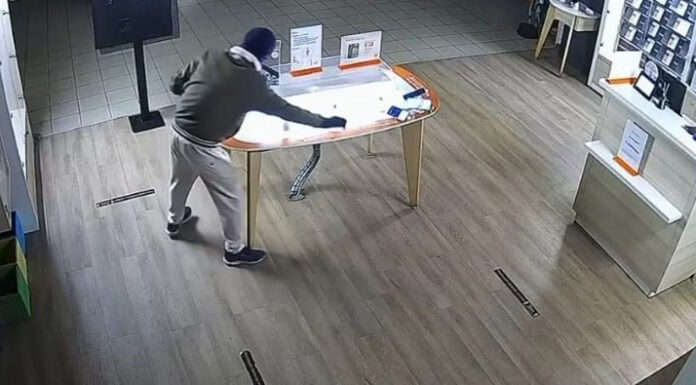 VIDEO: Tânărul filmat în timp ce fura opt telefoane a scăpat de arest