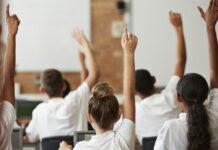 Guvernul Bolojan taie din nou de la elevi!