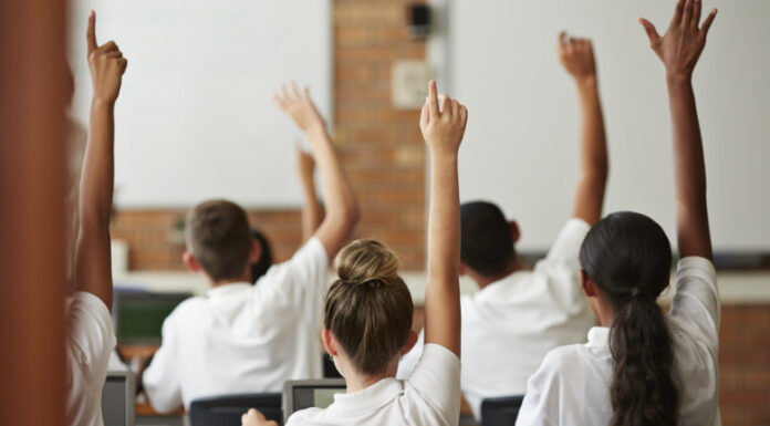 Guvernul Bolojan taie din nou de la elevi!