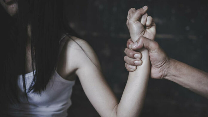 Femeie agresată de soțul întors din Italia, din cauza geloziei