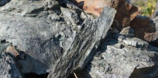 Trei proiecte de peste 600 de milioane de euro pentru grafitul de la Baia de Fier
