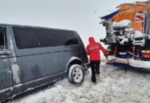 Mașini înzăpezite pe drumul spre Rânca