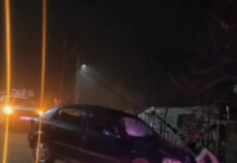 O șoferiță băută a intrat cu mașina într-un gard și într-un stâlp de electricitate