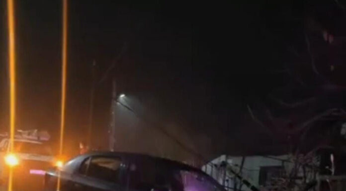 O șoferiță băută a intrat cu mașina într-un gard și într-un stâlp de electricitate