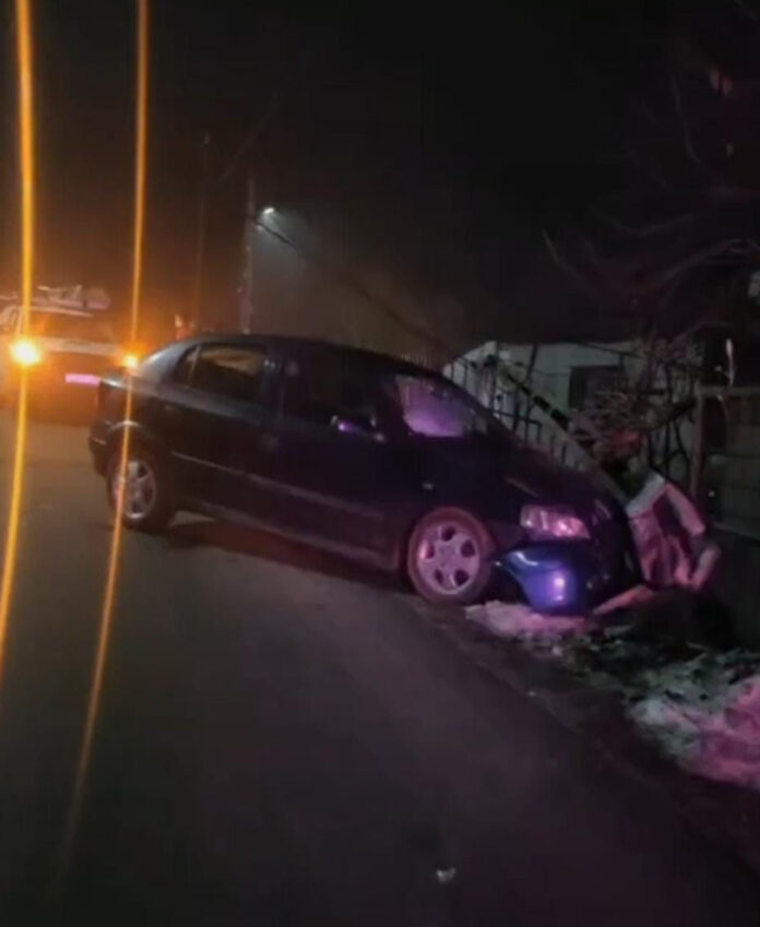 O șoferiță băută a intrat cu mașina într-un gard și într-un stâlp de electricitate