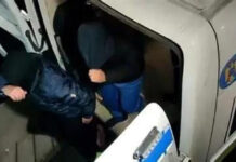 Reținuți după ce au furat țigări