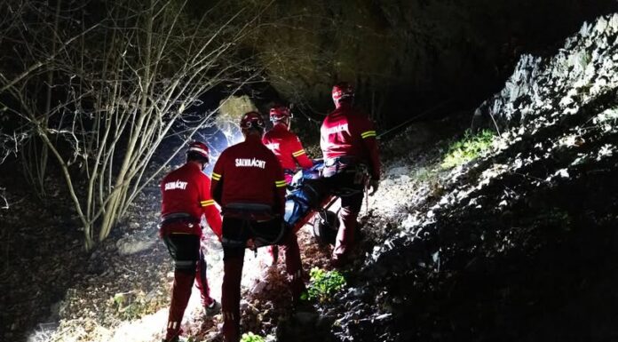 Intervenție a salvamontiștilor. Persoană accidentată în pădure