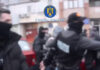 VIDEO: Flagrant într-un dosar de șantaj și camătă, încheiat cu reținerea unui bărbat din Țicleni