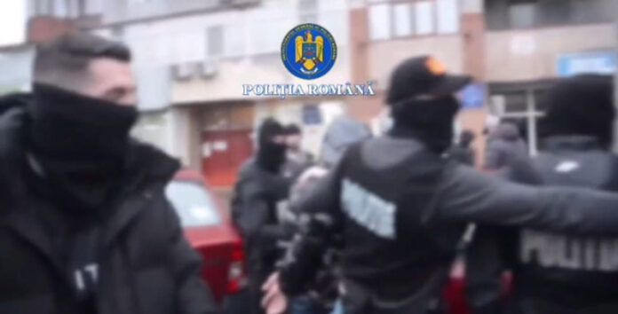 VIDEO: Flagrant într-un dosar de șantaj și camătă, încheiat cu reținerea unui bărbat din Țicleni
