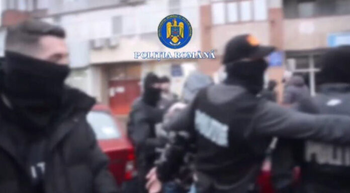 VIDEO: Flagrant într-un dosar de șantaj și camătă, încheiat cu reținerea unui bărbat din Țicleni