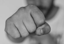 Minor cercetat de polițiști, după ce și-a bătut fratele și mama