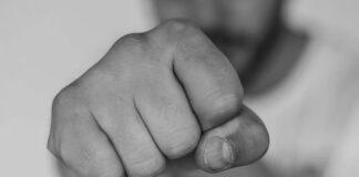 Minor cercetat de polițiști, după ce și-a bătut fratele și mama