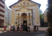 Geamuri sparte, în timpul nopții, la o biserică din Târgu-Jiu