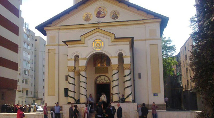 Geamuri sparte, în timpul nopții, la o biserică din Târgu-Jiu