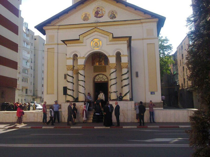 Geamuri sparte, în timpul nopții, la o biserică din Târgu-Jiu