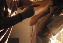 Tânără strânsă de gât de soțul ei, la miezul nopții