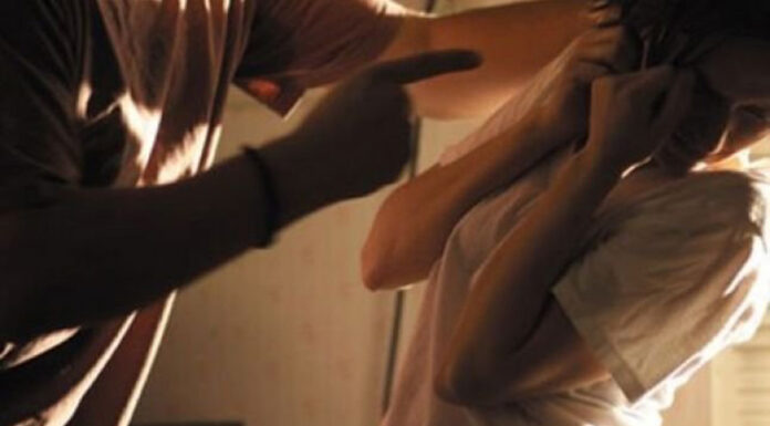 Tânără strânsă de gât de soțul ei, la miezul nopții