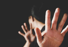 Femeie amenințată cu bătaia de iubitul mai tânăr