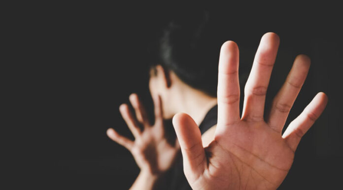 Femeie amenințată cu bătaia de iubitul mai tânăr