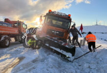 VIDEO: Încă un episod de viscol pe Transalpina. Drumarii, blocați în zăpadă!