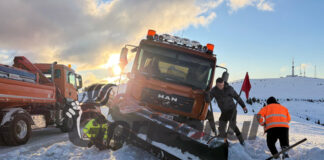VIDEO: Încă un episod de viscol pe Transalpina. Drumarii, blocați în zăpadă!
