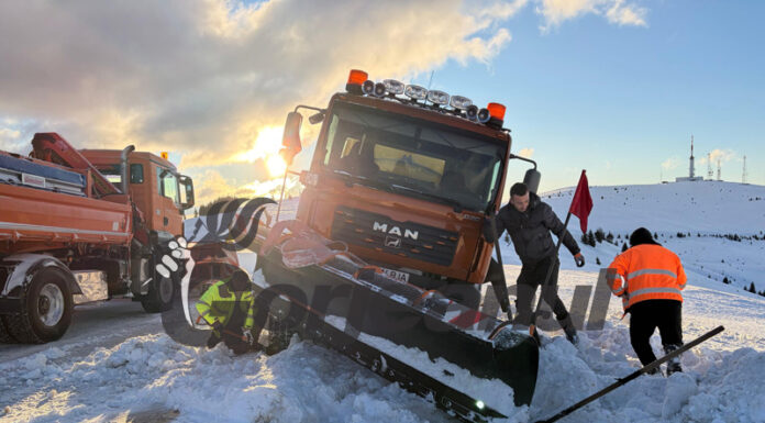 VIDEO: Încă un episod de viscol pe Transalpina. Drumarii, blocați în zăpadă!