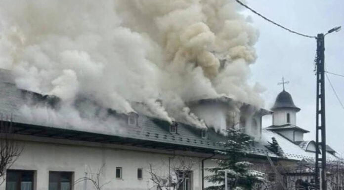 VIDEO: Incendiu puternic la Mănăstirea Sfânta Treime, în timpul slujbei