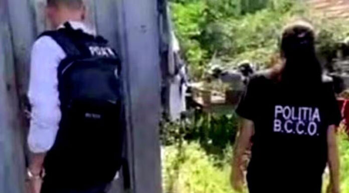 Sentință pentru femeia acuzată că și-a pus fiica de 13 ani să întrețină relații sexuale cu fostul învățător, dar și pentru bărbatul de 71 de ani