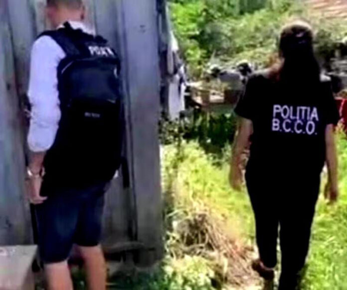 Sentință pentru femeia acuzată că și-a pus fiica de 13 ani să întrețină relații sexuale cu fostul învățător, dar și pentru bărbatul de 71 de ani