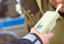 Băut la volan, a lovit o mașină oprită pe marginea drumului