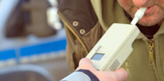 Băut la volan, a lovit o mașină oprită pe marginea drumului