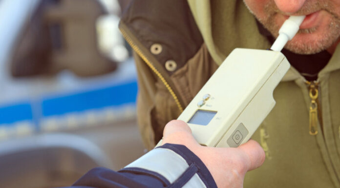 Băut la volan, a lovit o mașină oprită pe marginea drumului