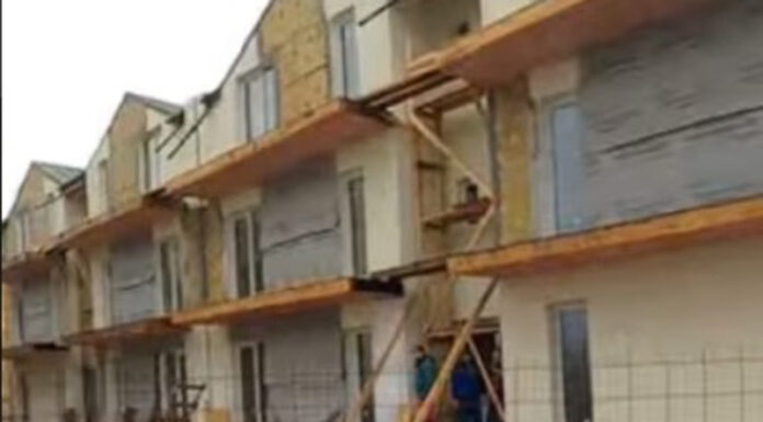 Foarte grav accident de muncă în Târgu Jiu! Un bărbat a căzut de pe o schelă într-un fier care i-a străpuns trupul! Se află în stare extrem de gravă, la spitalul din Craiova