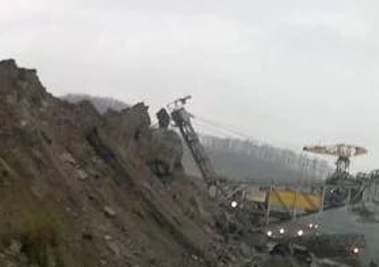 Alunecarea de teren de la cariera Tismana lasă CEO fără 2.000 de tone de cărbune. Cine e de vină: vremea!