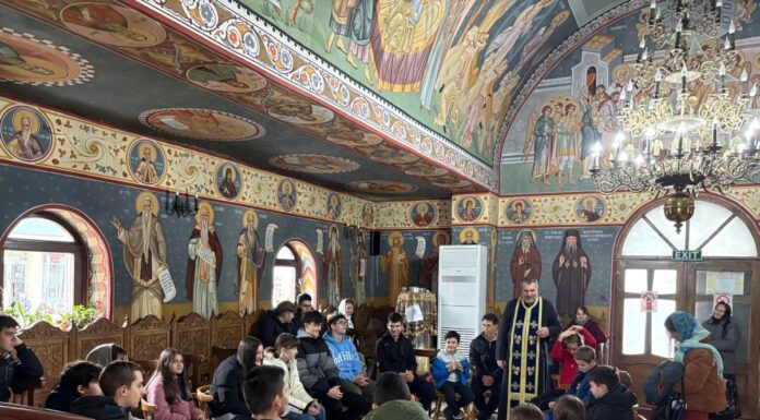 Tinerii si copiii din parohia ,,Prea Sfânta Treime” din municipiul Târgu-Jiu, participanţi activi la activităţile de catehizare ale Bisericii