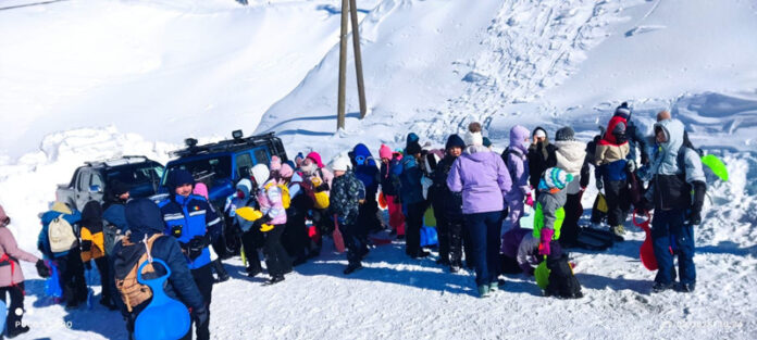 Cercetași din București și Constanța, în siguranță la Rânca alături de jandarmii montani