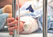 Chinul prin care a trecut copila de 4 ani ajunsă în stare gravă la spital. Mama și concubinul, arestați!