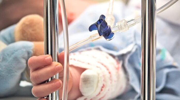 Chinul prin care a trecut copila de 4 ani ajunsă în stare gravă la spital. Mama și concubinul, arestați!