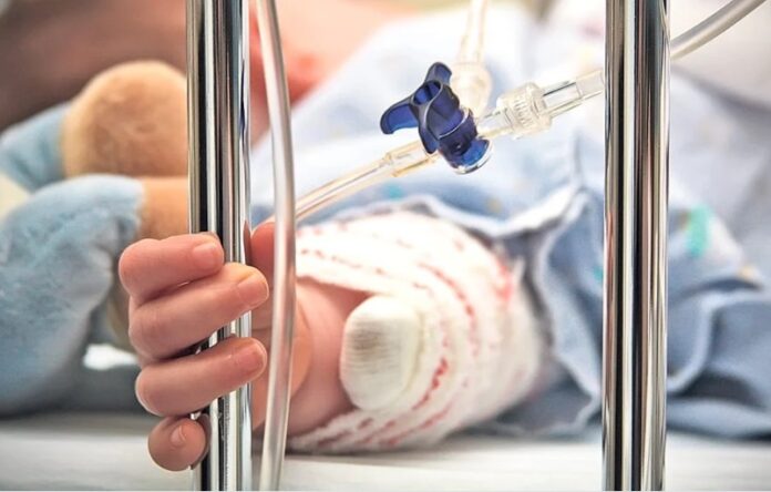 Chinul prin care a trecut copila de 4 ani ajunsă în stare gravă la spital. Mama și concubinul, arestați!