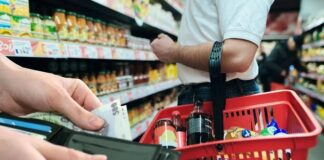 Sărăcia din farfurie. Statul nu mai are ce tăia și a ajuns la mâncarea oamenilor