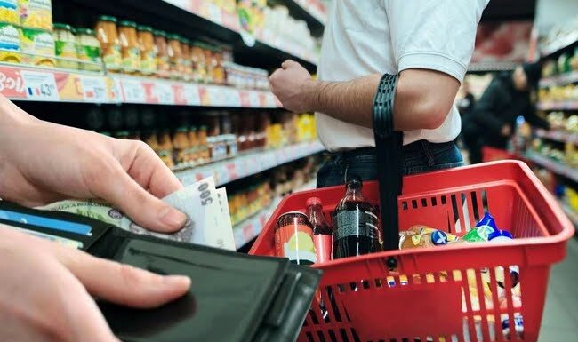 Sărăcia din farfurie. Statul nu mai are ce tăia și a ajuns la mâncarea oamenilor