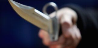 Adolescentul care și-a amenințat cu cuțitul fosta iubită, pus în libertate, dar supravegheat