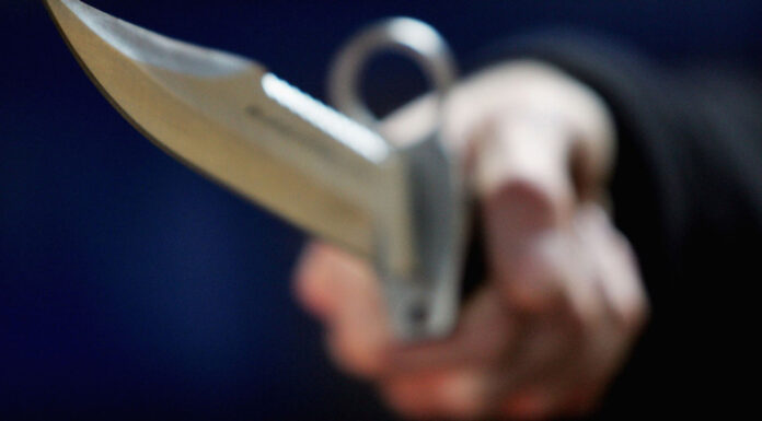 Adolescentul care și-a amenințat cu cuțitul fosta iubită, pus în libertate, dar supravegheat