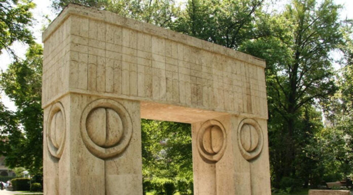 Anchetă a Poliției, după ce s-a desprins o bucată dintr-o bancă de piatră din Ansamblul Brâncuşi