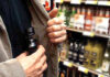 Furt de băuturi alcoolice din supermarket